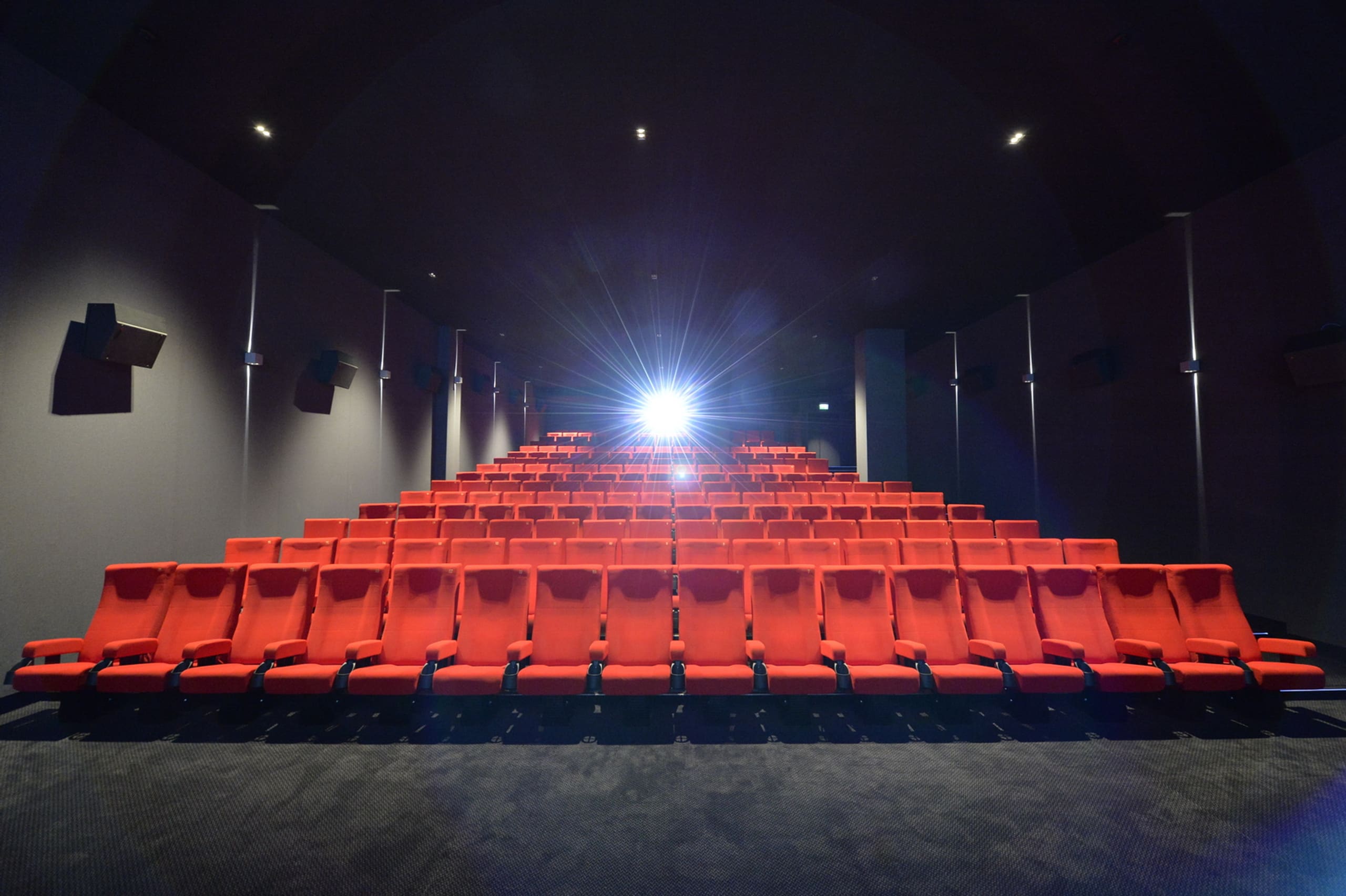 gelber IMAX Eingang im Pathé Kino in Genf mit grauem Teppich